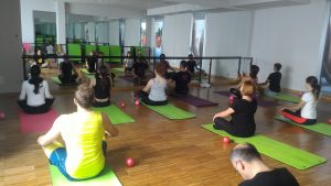 Una lezione di Yoga con Massimo Azzurro al Q-bo Wellness