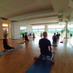 lezione di yoga con massimo azzurro presso il qbo wellness