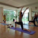 lezione di yoga con massimo azzurro presso qbo wellness